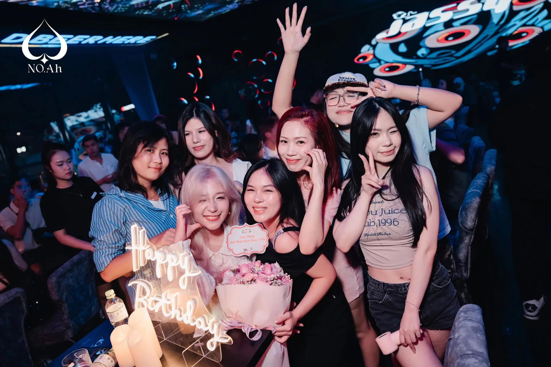 Nhóm bạn mừng sinh nhật bên chữ đèn Happy Birthday tại NOAh Thái Hà